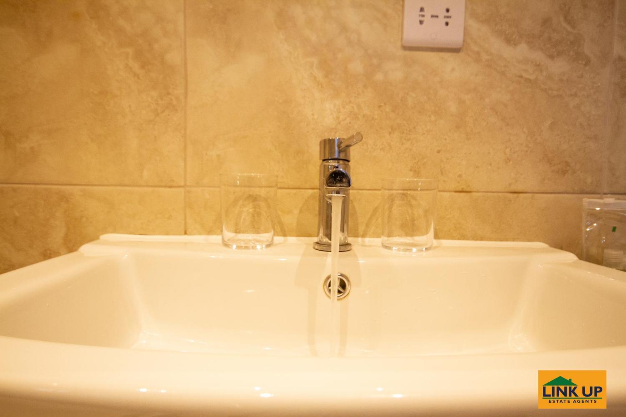 Lee'S House Villa Uxbridge Phòng bức ảnh